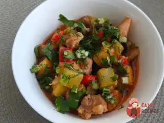 Тушкована свинина з овочами