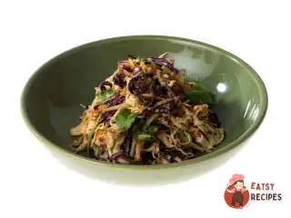 Коулсло з рваною куркою та арахісовою заправкою