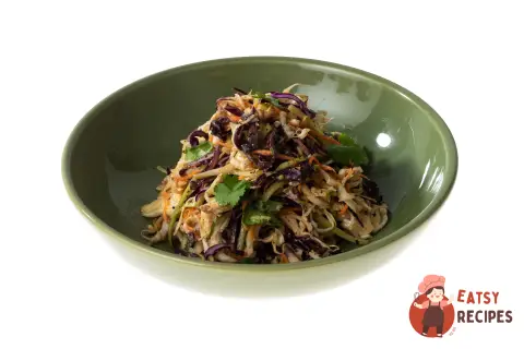 Коулсло з рваною куркою та арахісовою заправкою