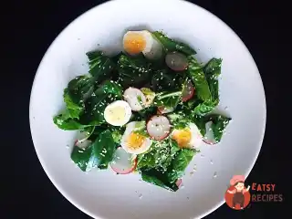 Корисний салат з черемшею, яйцем та редисом