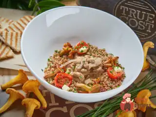 Бефстроганів з гречкою та лисичками