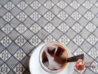 Холодна турецька кава з молоком та кардамоном