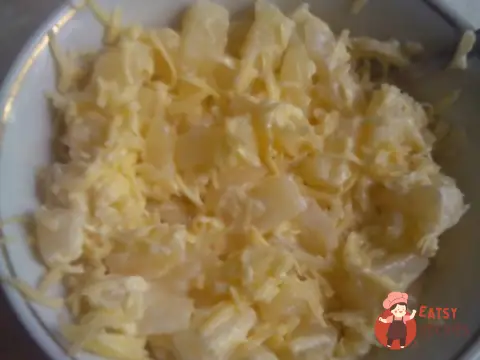 Салат з сиром та ананасами