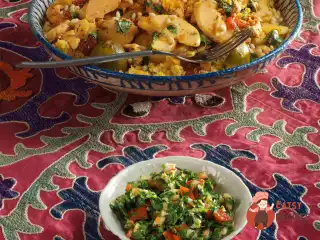 Кускус з куркою, айвою, шафраном, курагою та сушеною вишнею