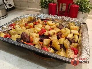 Яловичина з картоплею та помідорами в духовці