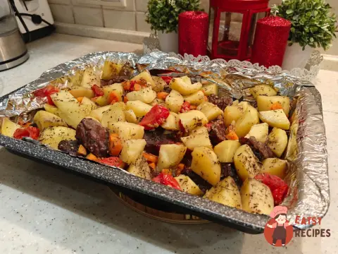 Яловичина з картоплею та помідорами в духовці