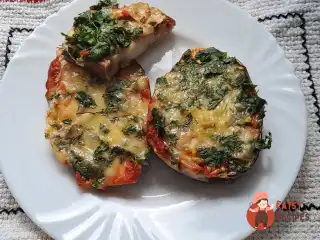 Баклажани з сиром, запечені в духовці.
