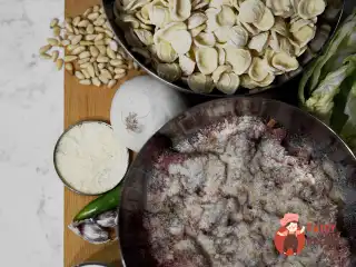 Вишукані орек'єтте з фрикадельками, листовою капустою та кедровими горішками.