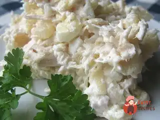 Салат з філе курячої грудки з ананасами