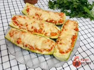 Крок 10: Лодочки з кабачків з курячим фаршем