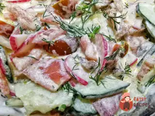 Ситний сільський салат зі сметаною