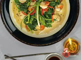 Морські гребінці з овочами