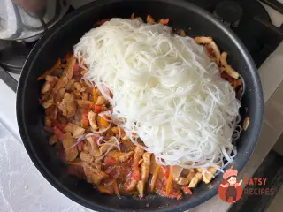 Крок 9: Фунчоза з куркою