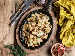 Смажені лисички з картоплею у сметані