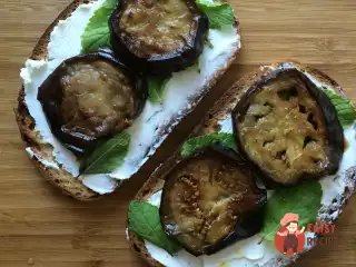 Ранковий бутерброд з козиним сиром, м'ятою та баклажаном