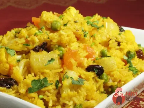 Рисовий салат з курки по-малазійськи з ананасами, імбиром та каррі.