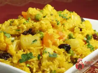 Рисовий салат з курки по-малазійськи з ананасами, імбиром та каррі.