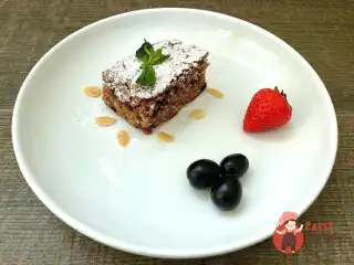 Горіховий бісквіт із в'яленою журавлиною