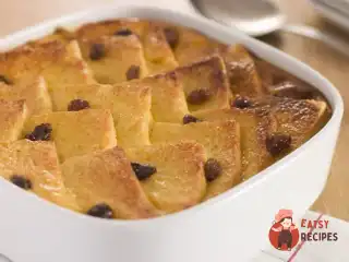 Хлібний пудинг із родзинками та корицею