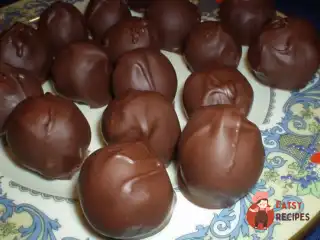 Мигдальні цукерки з вишнею