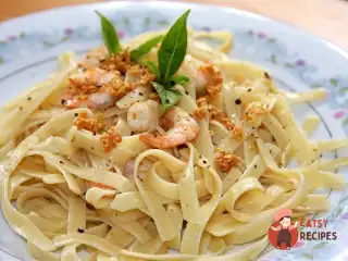 Лінгвіні паста з креветками і свіжою зеленню