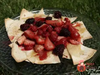 Солодка тортилья з полуницею, малиною та ожиною