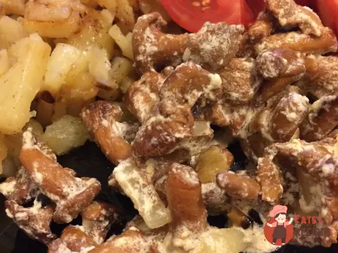 Лисички, тушковані в сметані
