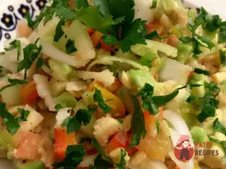 Салат «Панцанелла» із свіжих овочів.