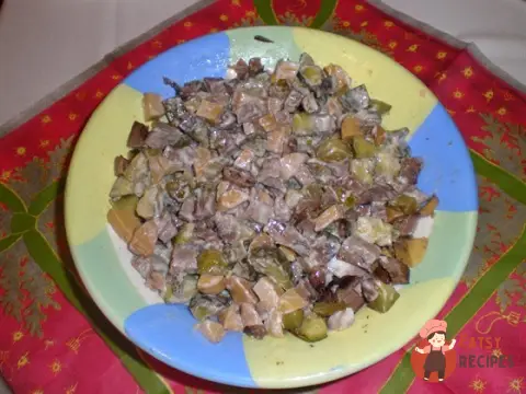 М'ясний салат з грибами та маринованими огірками