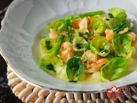 Nyokki з сиром, креветками, брюссельською капустою та спаржею