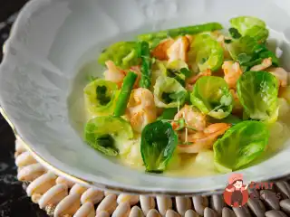 Nyokki з сиром, креветками, брюссельською капустою та спаржею