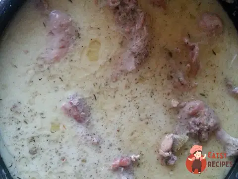 Кролик тушкований у сметані з цибулею