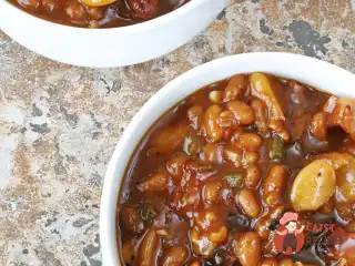 Запечена свинина з бобами