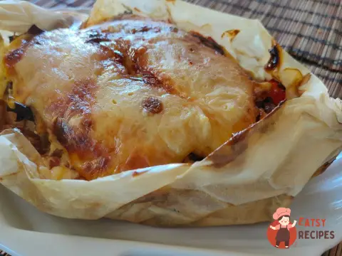 Човники з куркою, грибами, помідором та сиром