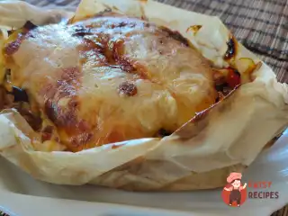 Човники з куркою, грибами, помідором та сиром