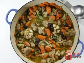 Рагу зі свинини з маслинами та морквою