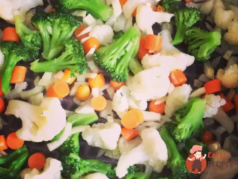 Гречка з овочами та куряче філе в гострому соусі