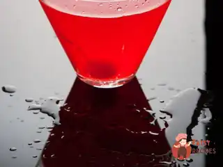 Рожевий коктейль з малиновим сиропом