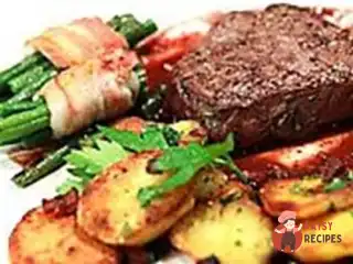 Мармурові яловичі медальйони зі смаженою картоплею по-німецьки﻿