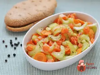 Салат з лосося, селери та моркви.