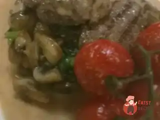 Телятина з грибами та шпинатом у соусі із самбуки
