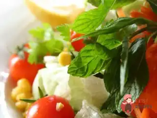 Салат з різнокольорових чері з кукурудзою та базиліком.