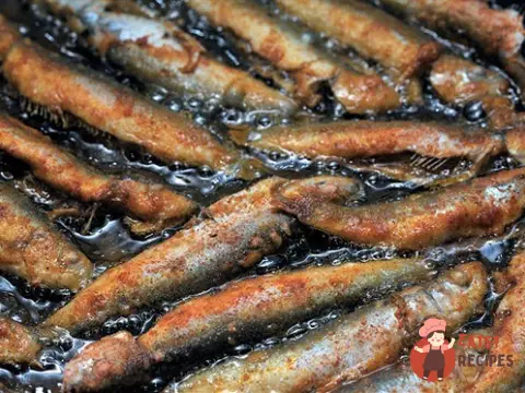 Смажені сардини з салатом з апельсинів та фенхелю.