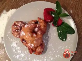 Пісні пиріжки з фруктами або сухофруктами