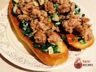 Брускетта з фаршем та овочами.