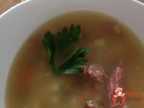 Гороховий суп з копченими реберцями та селера