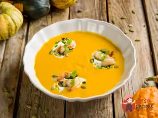 Гарбузовий суп з креветками та страчателлою