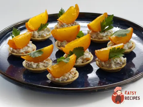 Тарталетки з хурмою та копченою куркою