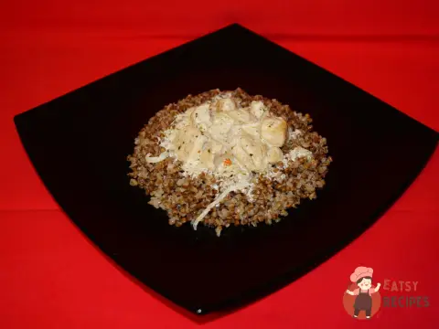 Куряче філе з соусом та гречкою