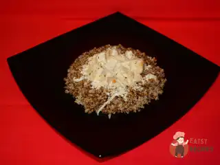 Куряче філе з соусом та гречкою